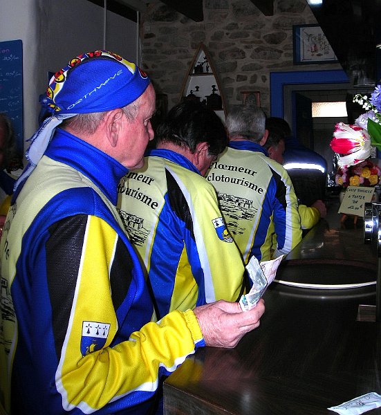 2011-04-14 30 On passe a la caisse.JPG